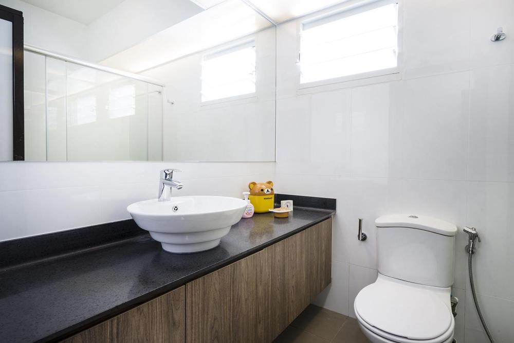 BLK 669B Edgefield Plains_Bathroom_01.jpg