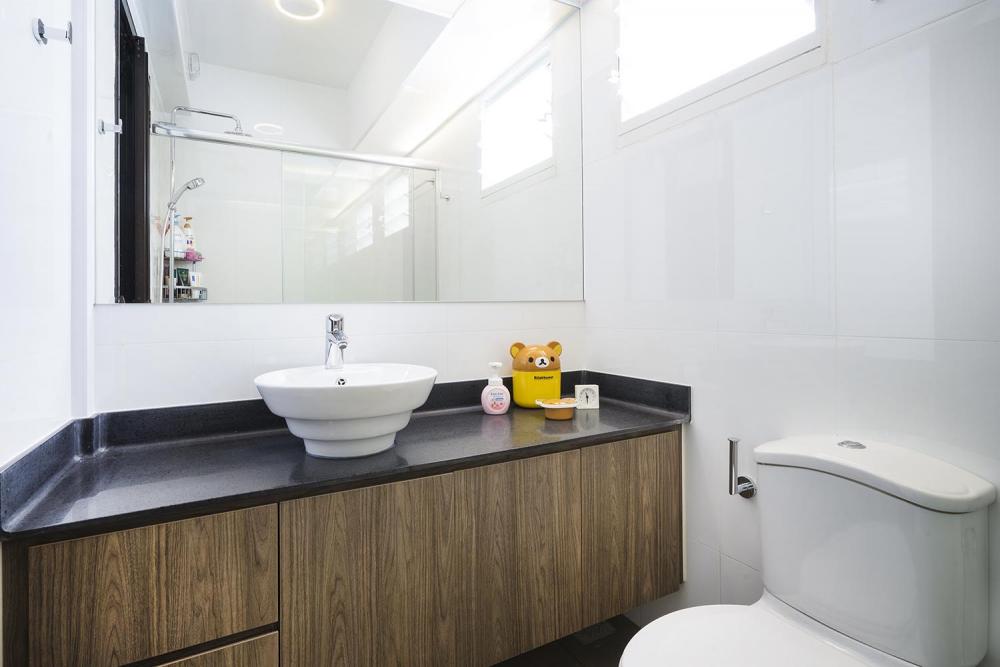 BLK 669B Edgefield Plains_Bathroom_02.jpg