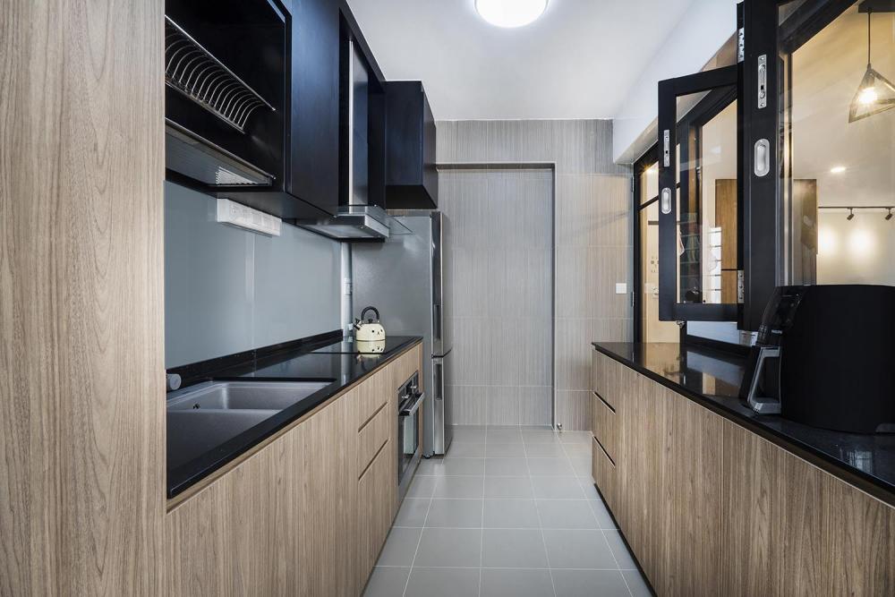BLK 669B Edgefield Plains_Kitchen_03.jpg