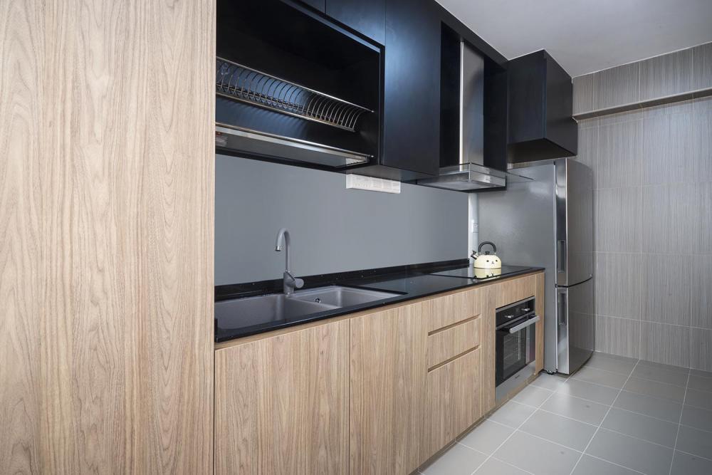 BLK 669B Edgefield Plains_Kitchen_04.jpg