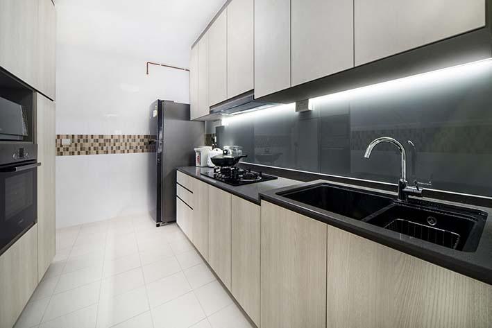 BLK 662A EdgedalePlains_Kitchen_01.jpg