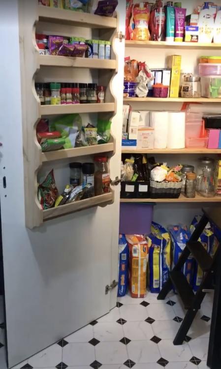 pantry3.jpg.d2a79da01e7a85f8b72ac416869b91db.jpg