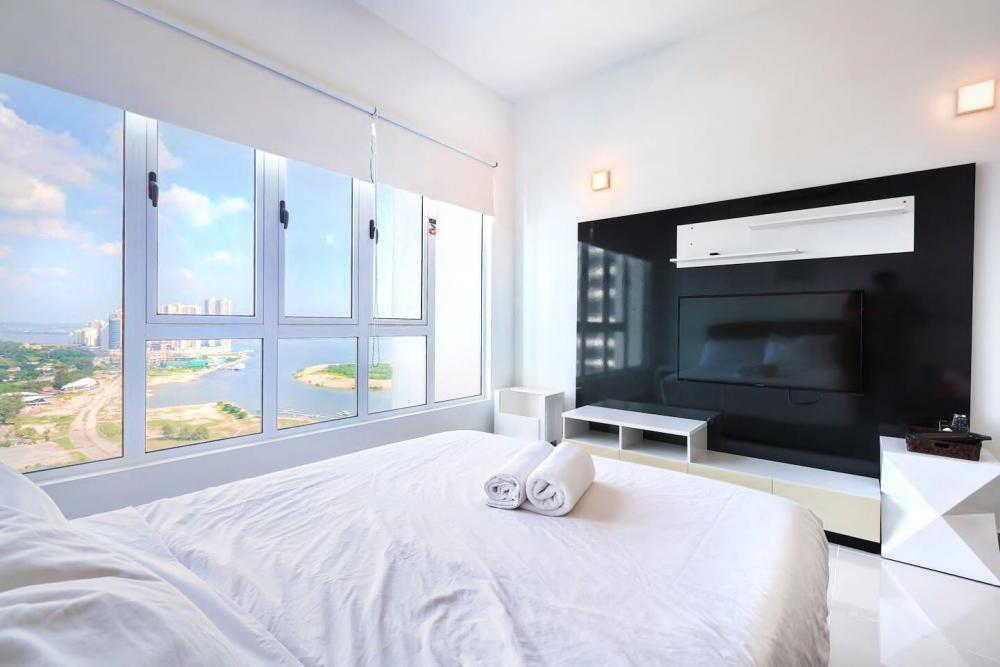 1323976245_danga-bay-seaview-romanticairbnb-malaysia-apartment--for-rent-johor-bahru-master-bedroom-big-flatscreen-TV.jpg.42a8fdd0de098ee3b4cbdecdcb2d5db0.jpg