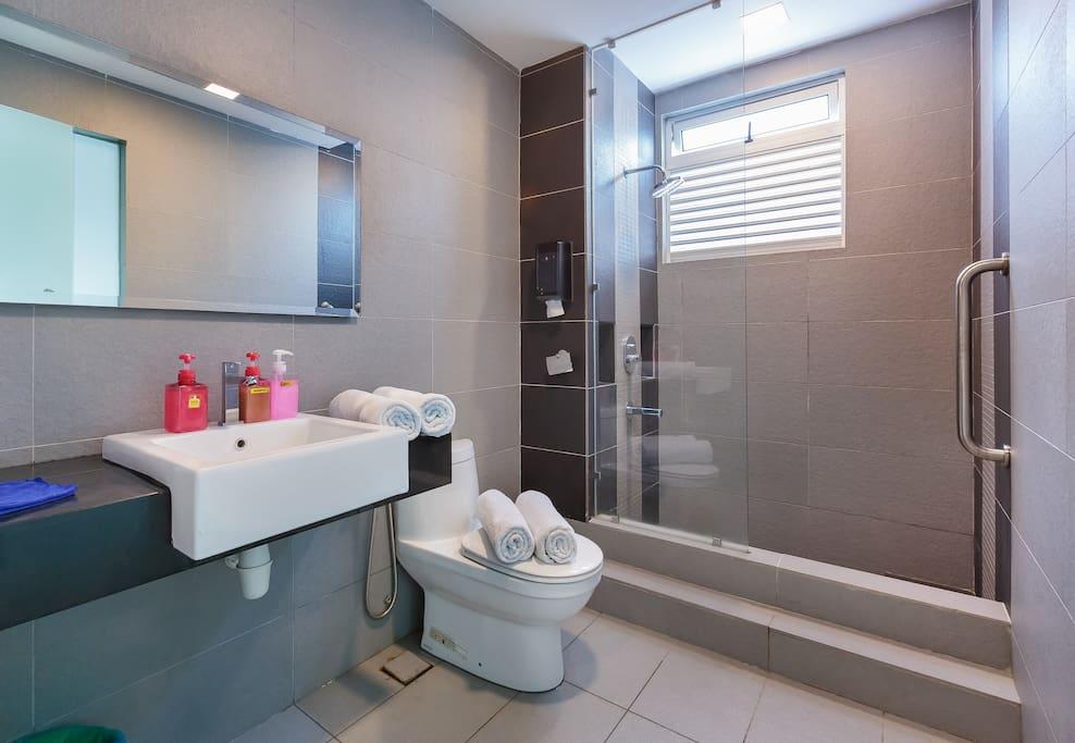 1816645082_danga-bay-seaview-romanticairbnb-malaysia-apartment--for-rent-johor-bahru-fully-equipped-bathroom-big-flatscreen-TV.jpg.56941d65dac829ca1d2427bb40f6ded0.jpg