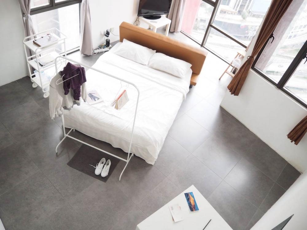 muji-apartment-for-rent-petaling-jaya-romantic-airbnb-malaysia-living-room-bedroom-feature.jpg.ee3d42b3b49096c5efc414b7ebe34822.jpg