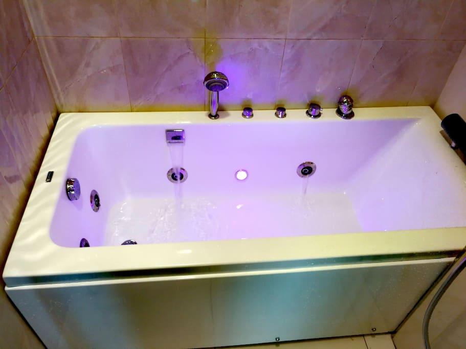 romantic-airbrb-malaysia-couple-nest-bathroom-jacuzzi-room.jpg.622ed171c0aeabc372cad0487c1a401e.jpg