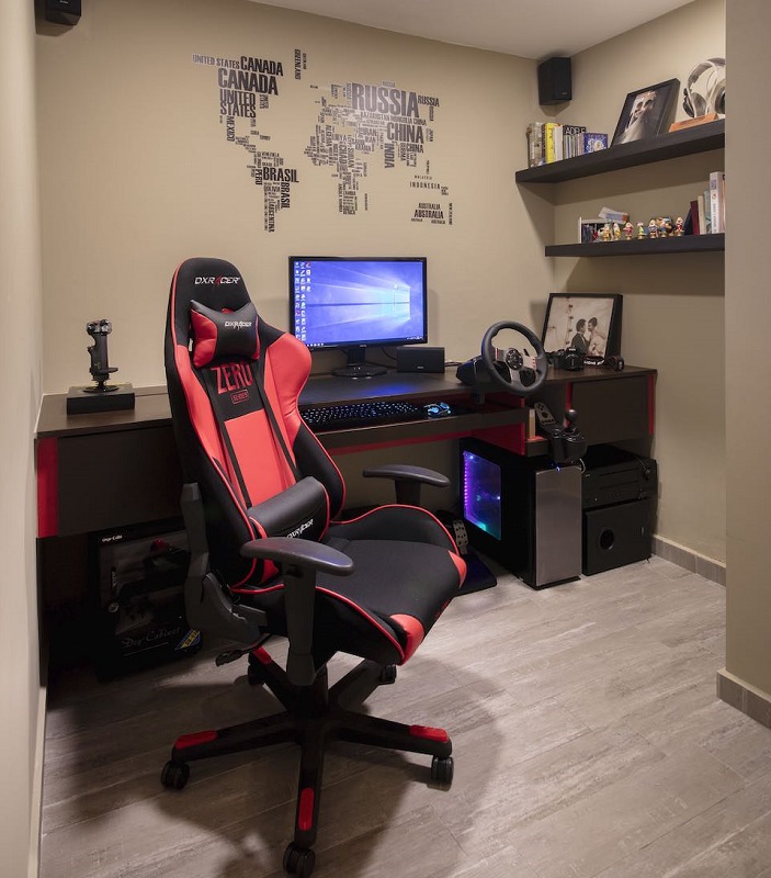gaming room with gaming chair